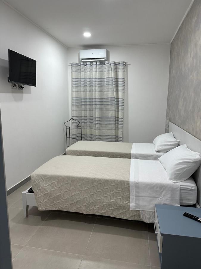 A Due Passi Dal Mare Bed & Breakfast กาตันซาโร ภายนอก รูปภาพ
