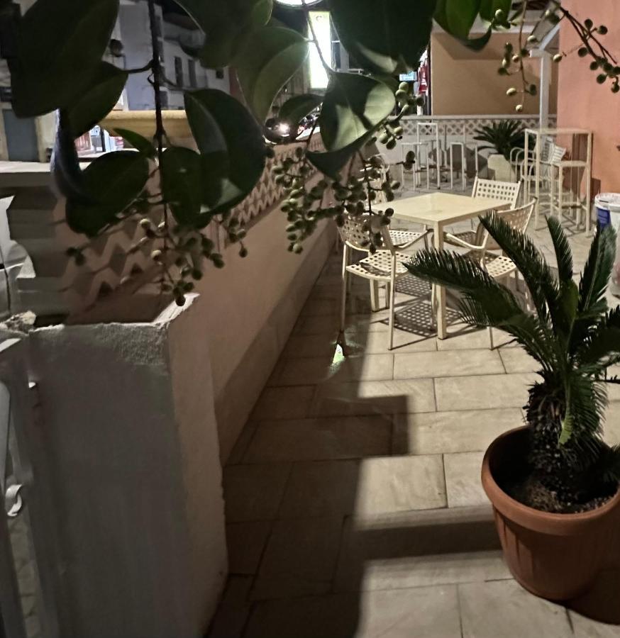 A Due Passi Dal Mare Bed & Breakfast กาตันซาโร ภายนอก รูปภาพ
